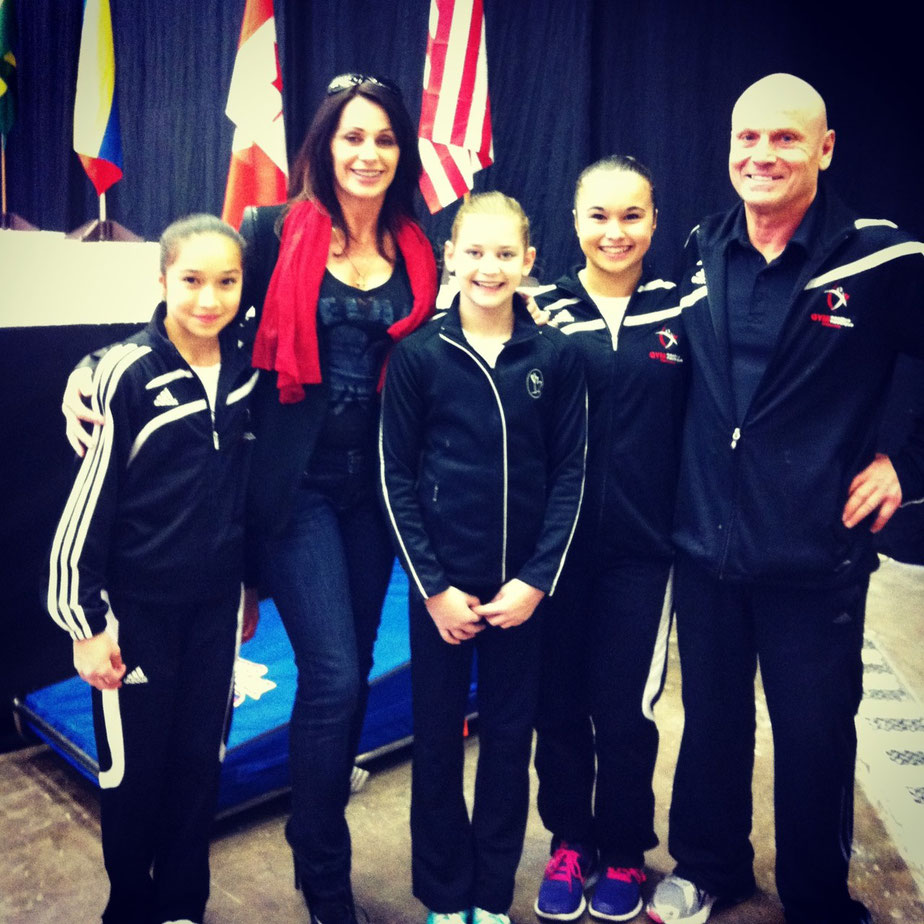 Nadia Comaneci International (Oklahoma. 5-17 février 2013) Rose Woo, Andréanne Belley, Victoria Woo et Michel Charron en compagnie de Nadia Comaneci