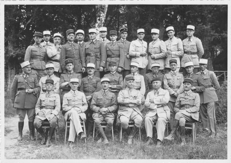 En stage d'officier d'état-major à Chambaran, 2e rang, 5e à partir de la gauche, le CNE de GARDANE. Au 1e rang à gauche, un autre CNE du 9e R.I.A. non identifié. (fonds Viller)