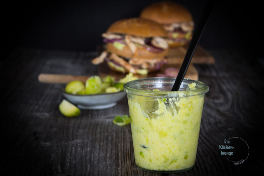 Puten-Burger mit Rosenkohlpesto