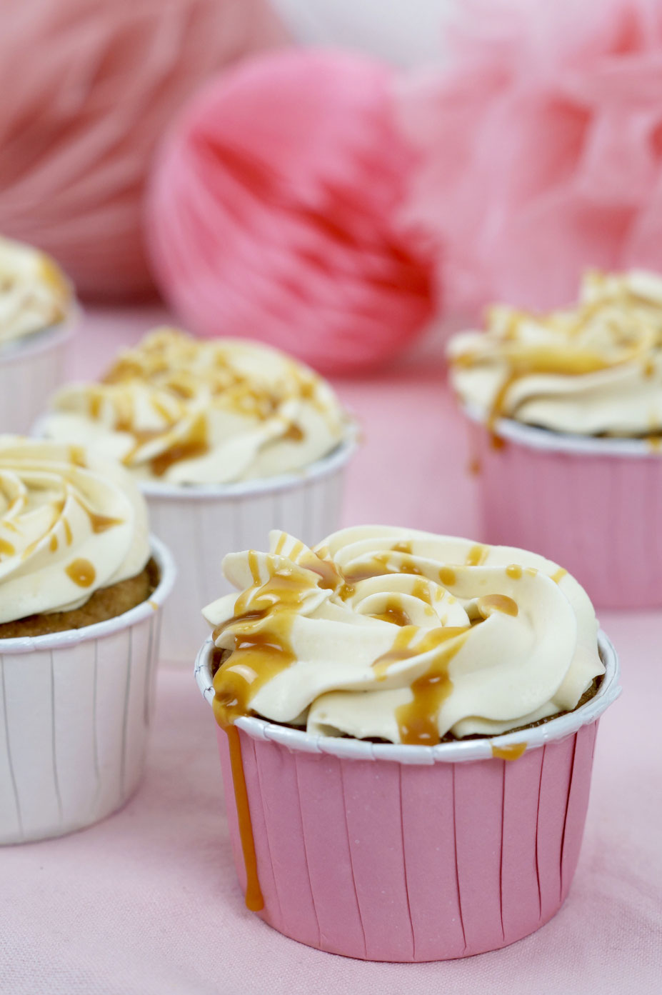 Apfel-Cupcakes mit Gewürzen und Karamell