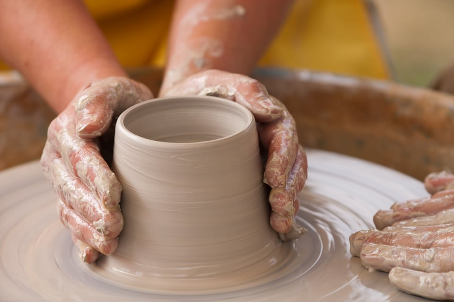 Töpferkurs Hand an der Drehscheibe