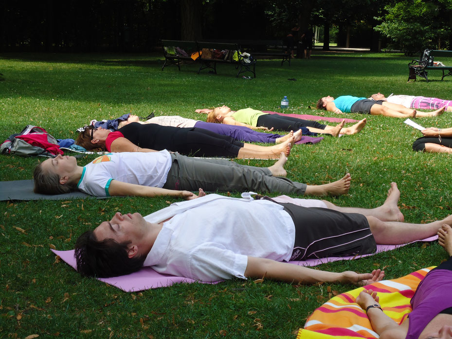 Yoga Nidra im Park