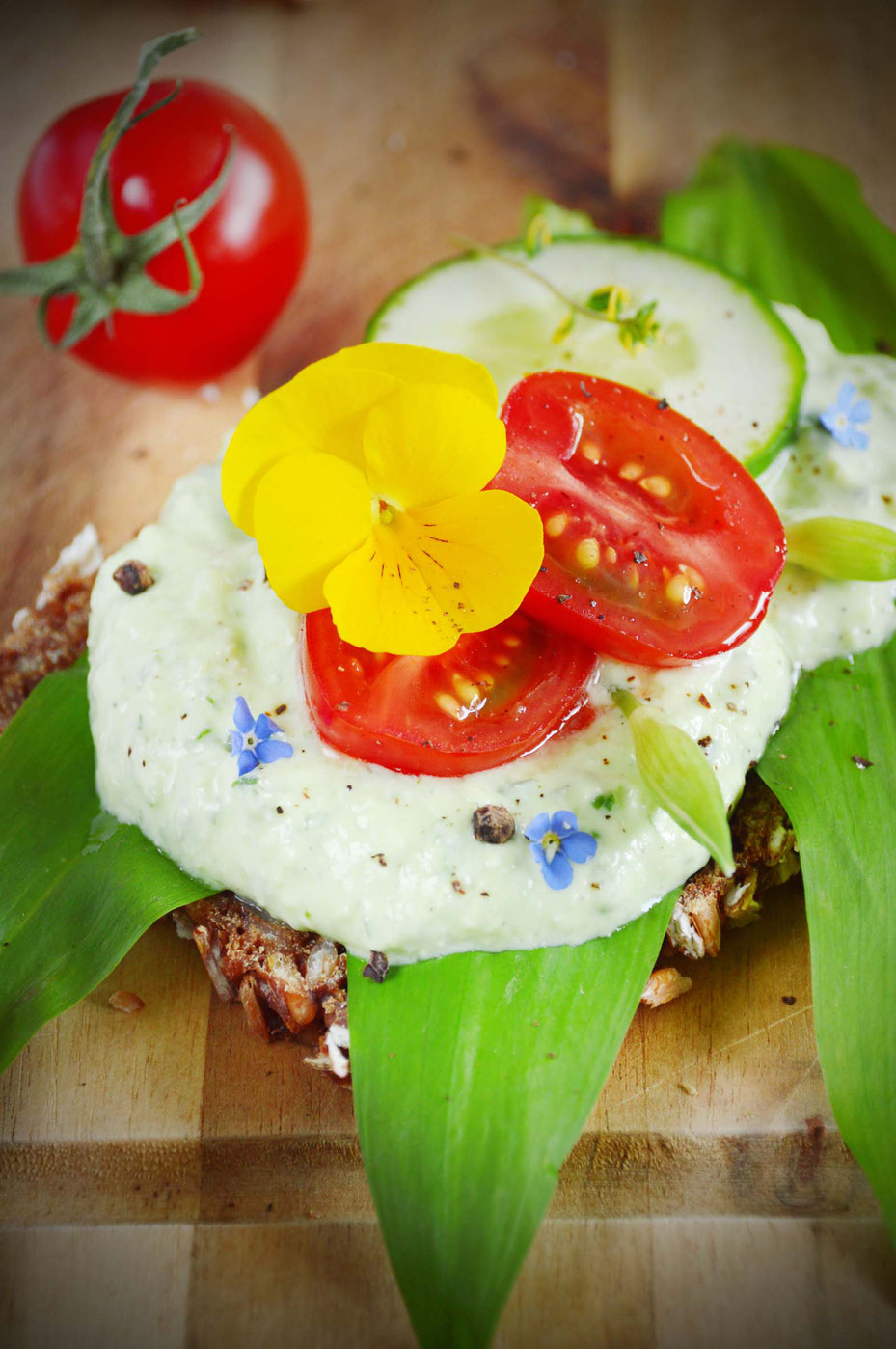 Bärlauch, Allium ursinum, Brotaufstrich, selbermachen, diy, essbare Blüten, Schafskäse, Frischkäse, Wildkräuter, Kräuterküche, Kräuter