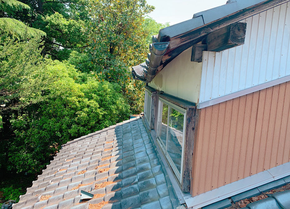 屋根垂木折れ破損部・垂木差し替え、裏板貼替え、葺き替え工事前の写真です。