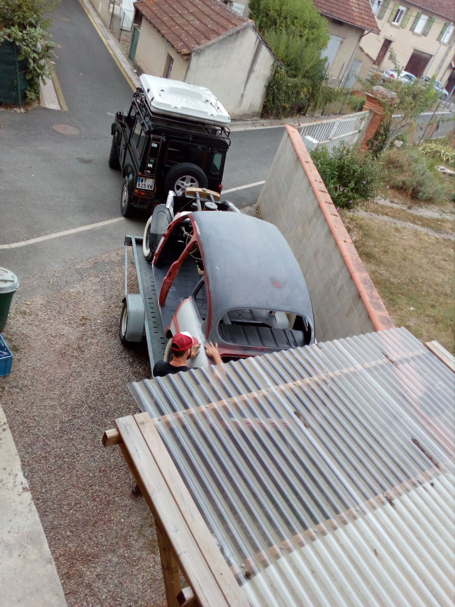 voiture chargée à la maison, on est prêts à partir