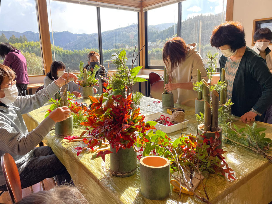 自然の素材を使って思い思いのミニ門松を作ります。