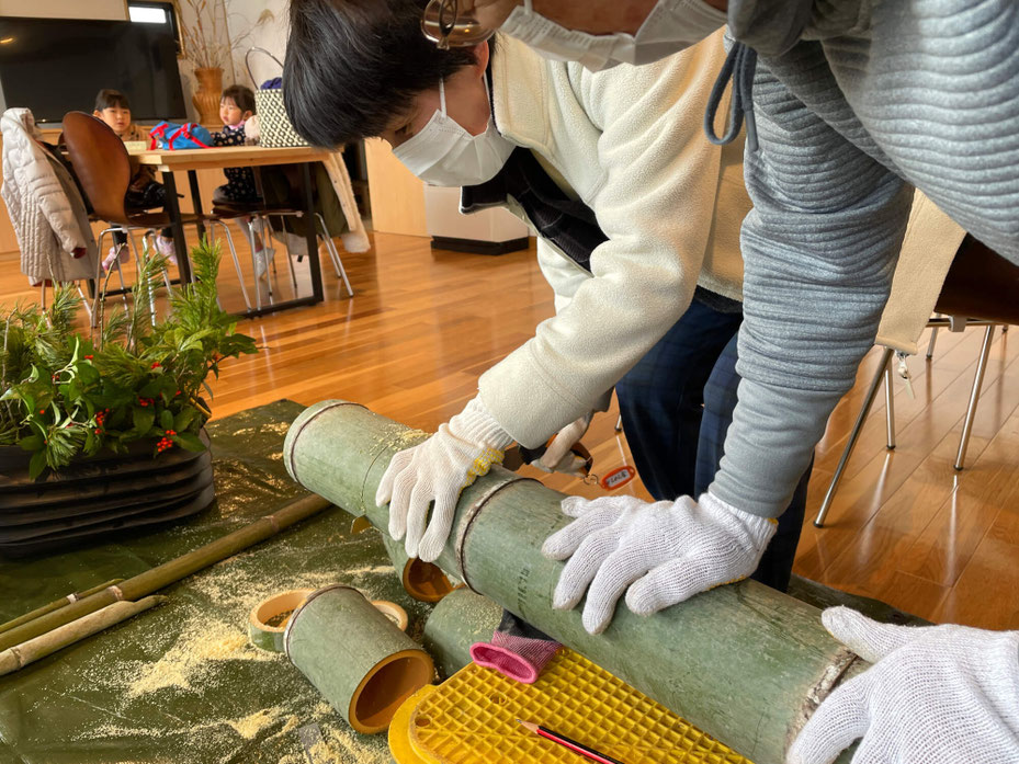 竹を切るところから体験。