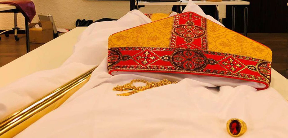 Mitra, Stab, Ring und Albe: Fester Bestandteil des Nikolauskostüms. © Julian Heese