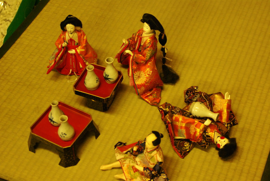 真壁のひな祭り、酔っぱらった五人囃子　写真撮影：前尾津也子
