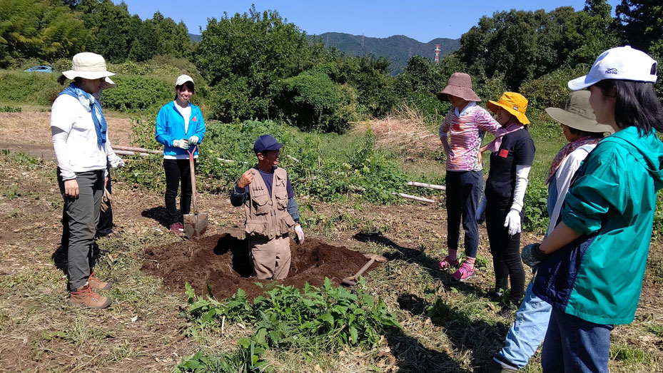 土中環境を見ながら樹木の苗を植える＠さとやま草木譜・すどう農園