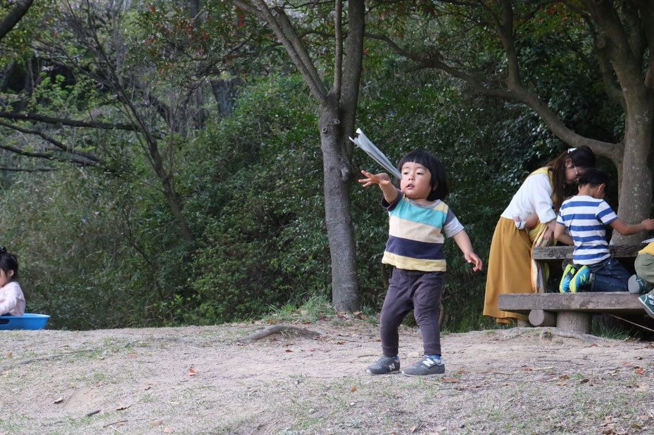 紙飛行機を飛ばす子どもたち　佐賀　ほっこり本の会　ホームページ　HP