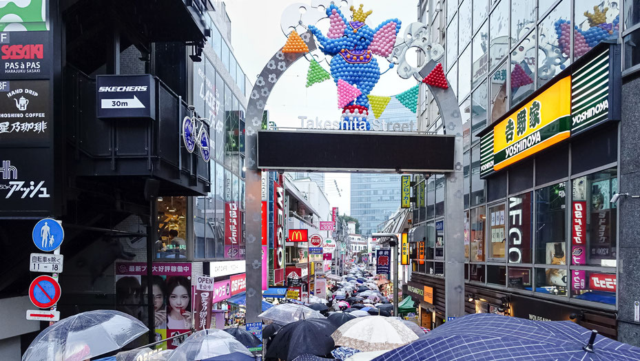 Takeshita-Dori sous la pluie, Harajuku, Japon, photo non libre de droits