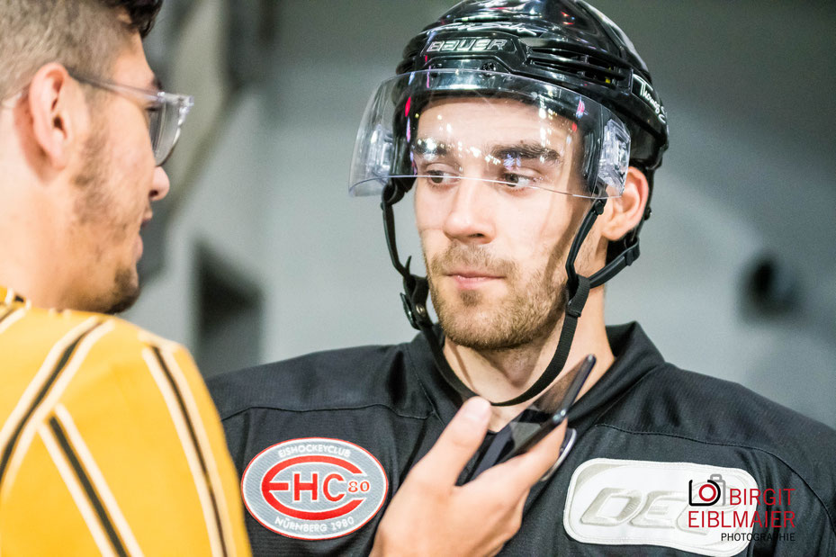 Der Nürnberger Rundfunk-Journalist Oliver Winkler interviewt IceTigers-Neuzugang Tim Bender von den Schwenninger Wild Wings.