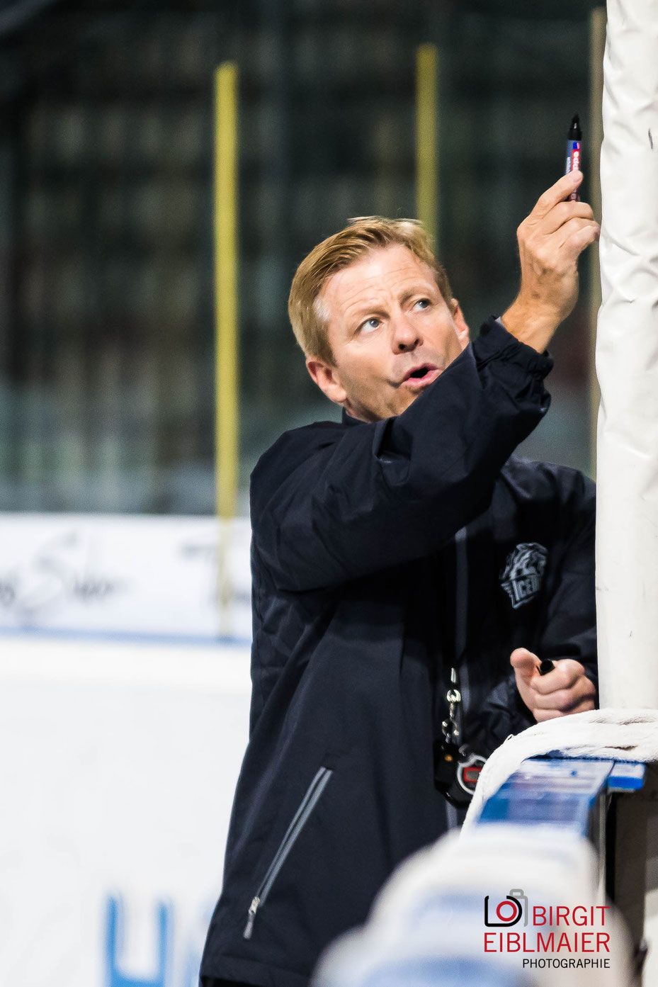 Neuer Trainer der THOMAS SABO Ice Tigers zeichnet Statistik beim Public Practice auf und erklärt die Taktik