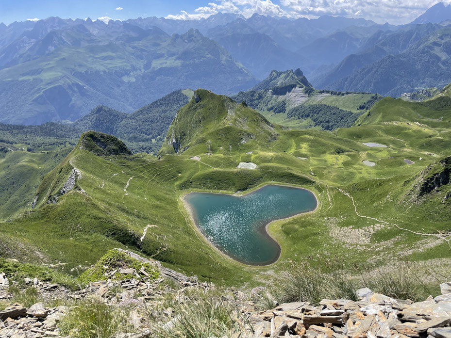 Le lac de Montagnon est un magnifique plan d'eau en forme de coeur qui offre un très beau panorama sur les Pyrénées. 