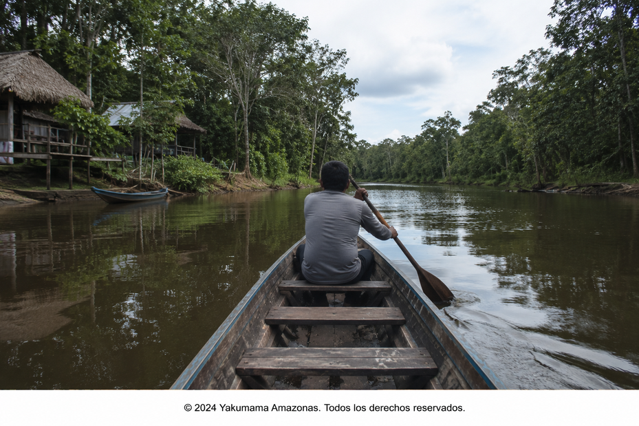Embarcación tradicional navegando por un afluente de la Amazonía cerca de Iquitos, rodeada de bosque tropical y paisajes naturales de la selva peruana.