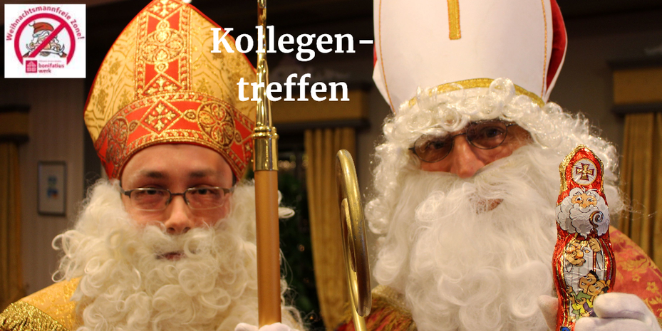 Zwei Nikoläuse mit Mitra, Bischofsstab, Gewand stehen nebeneinander und schauen in die Kamera. Der Nikolaus auf der rechten Seite hält den Schokonikolaus in der Hand.