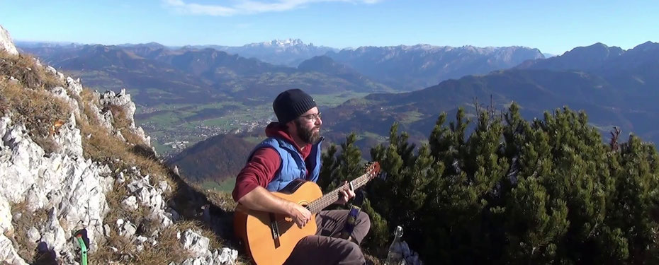 Paul Freh mt Gitarre am Untersberg in Salzburg, Österreich