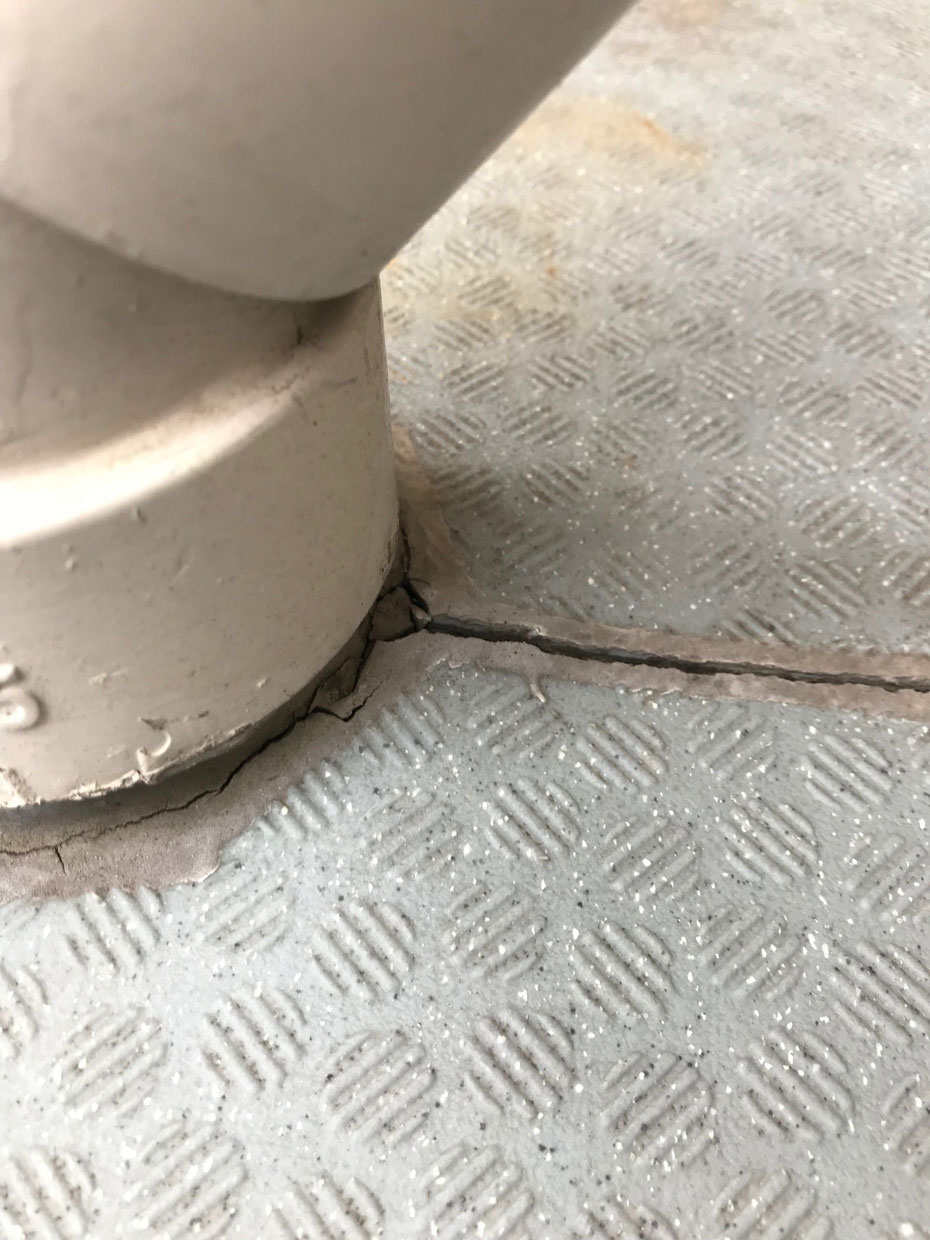 バルコニーにある雨どいの接合部分
