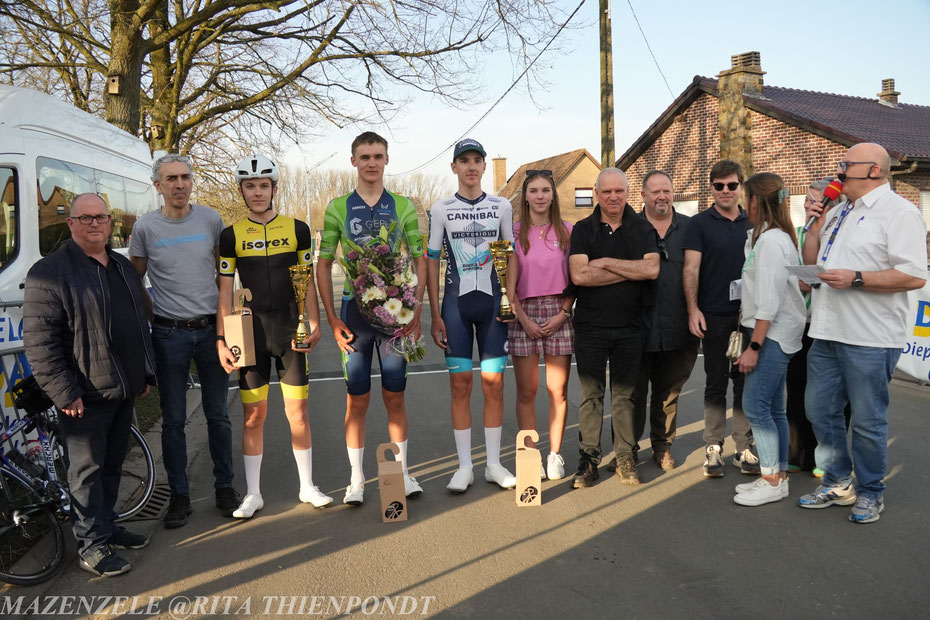 William Engels, Daan Dieleman (voorzitter), Lucas De Jonghe (2), Max Holgate (1), Nikolas Georgousakias (3), bloemenmeisje Lisa, Johan Deleu (burgemeester), Jan Couck (schepen), Aaron De Conick (koersdirecteur), Marijke De Vis (gemeenteraadslid), speaker
