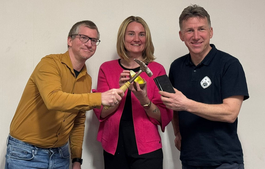 Eine tolle Veranstaltung mit bildhaften Beispielen fand im Clubhaus „Sanni`s“ des FV 08 statt (von links): Ralph Adameit (Vorsitzender Kreisverband Kinderschutzbund Hockenheim und Umgebung), Referentin Wiebke Stofer und 08-Jugendleiter Markus Zickermann