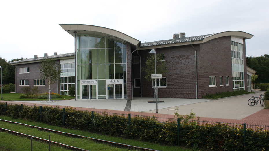 Aula und Mensa des Johannes-Kepler-Gymnasium (Schulzentrum I) in Garbsen (Quelle: Chrifrob/wikimedia.org)