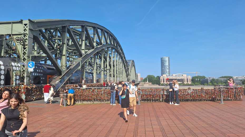 Am Kölner Bahnhof bzw. vor dem Dom - alles voller Liebesschlösser