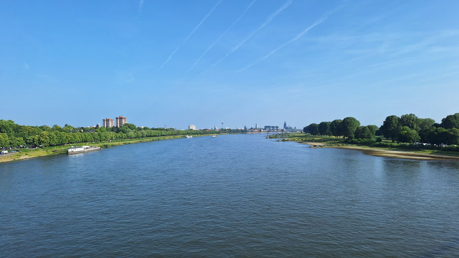 Rechts der Campingplatz, oben der Kölner Dom