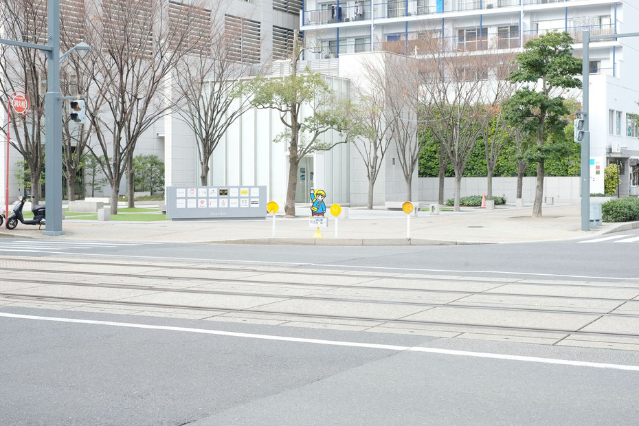 広島市中区上八丁堀のgallery G(ギャラリーG)前にある横断歩道に置かれた日静企画の広告看板まもりっこ