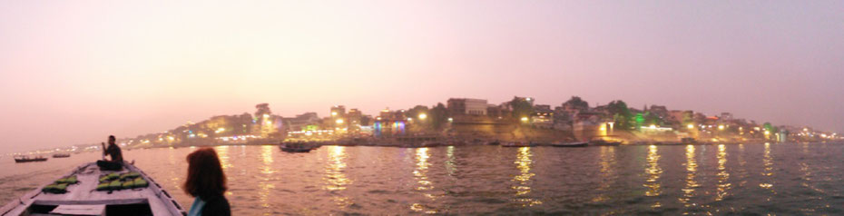Varanasi: Ganges und beleuchtete Ghats (zur Totenverbrennung)