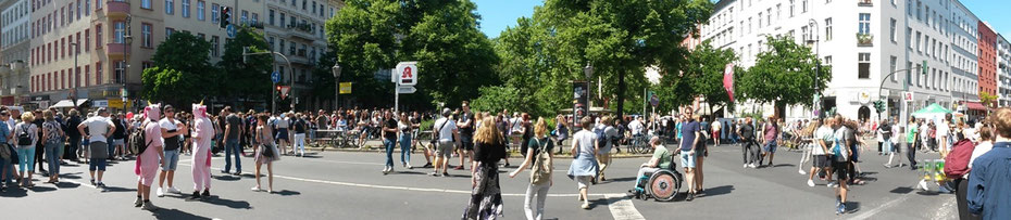 Karneval der Kulturen auf einer Hauptverkehrsstraße in Kreuzberg
