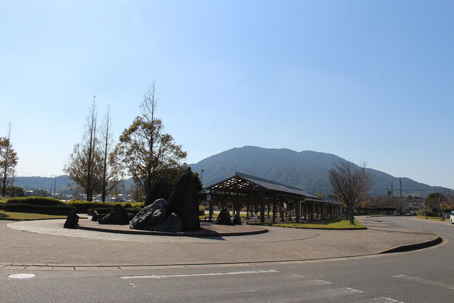 志摩中央公園プロムナードと可也山の写真。