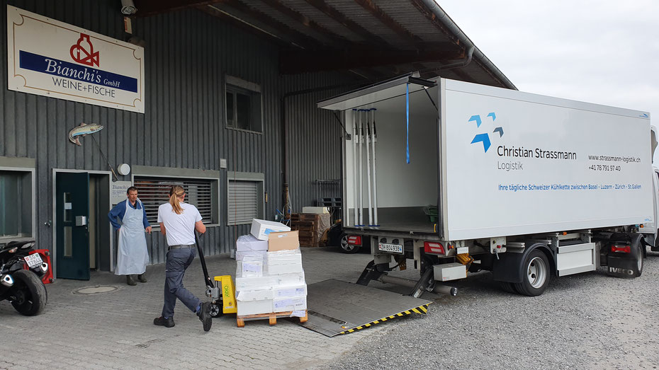 Ablad Palettentransport mit Hebebühne. Christian Strassmann Logistik