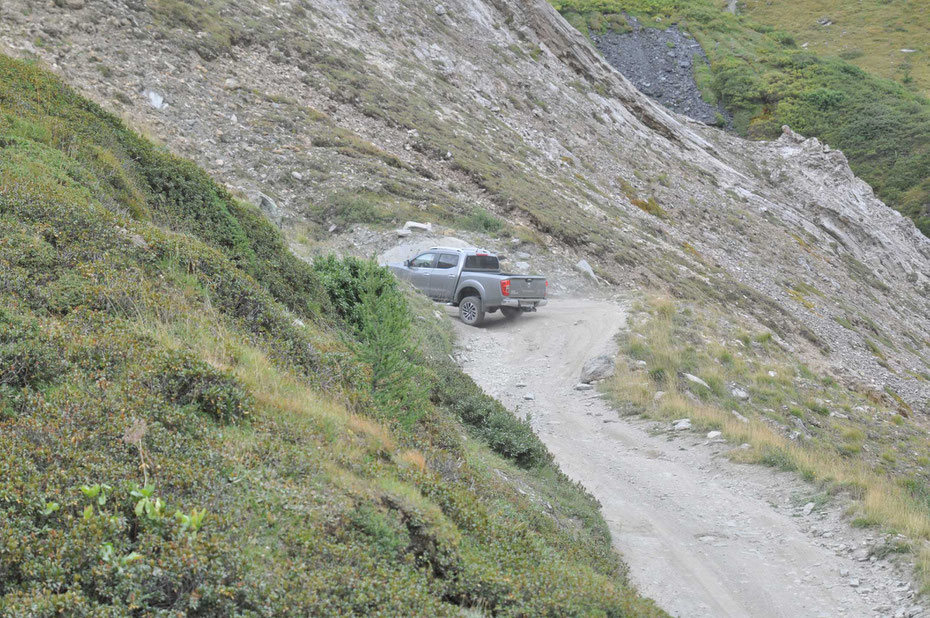 Bardonecchia, Nissan Navara NP300 in Haarnadel-Kurve