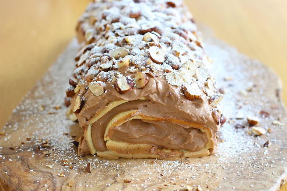 Biskuitrolle mit Nougat-Füllung und Haselnüssen, Nougat Biskuitrolle