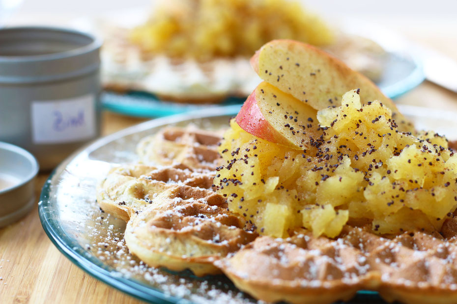 Dinkel-Mohn-Waffeln mit Blitz-Apfelkompott, gesunde Waffeln, Frühstückswaffeln, kalorienarme Waffeln