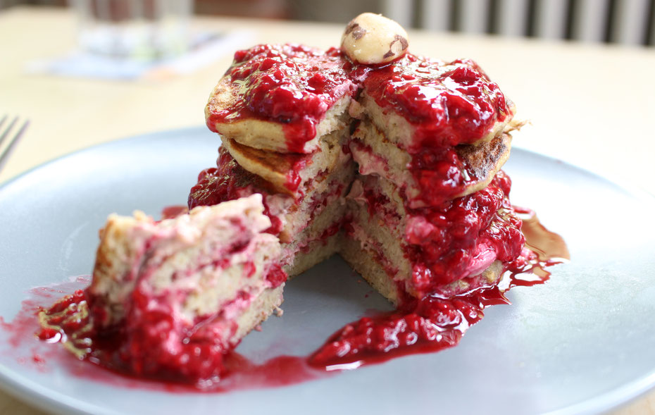 Gesunde Pancakes mit Himbeeren und Schokocreme