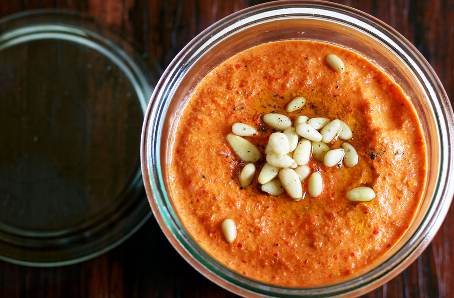 Veganer Paprikaaufstrich mit Pinienkernen, gesundes Frühstück , Veganes Frühstück , Veganer Dip , Aufstrich , selbstgemachter Aufstrich , kalorienarm