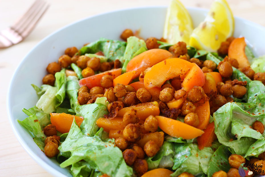 Sommersalat , Salat mit Kichererbsen , Kichererbsensalat , gesundes Abendessen , gesundes mittagessen , abnehmen , kalorienarm , gesund abnehmen , Kopfsalat , Kichererbsen , Aprikosen , Salat rezepte , rezepte , schnelles rezept