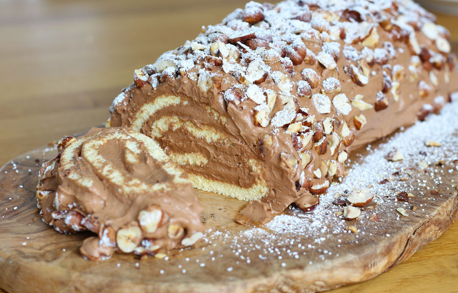 Biskuitrolle mit Nougat-Füllung und Haselnüssen, Nougat Biskuitrolle