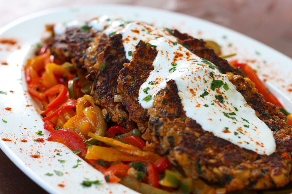 Vegetarische Brotfrikadellen auf Paprikagemüse, Vegetarische Frikadellen