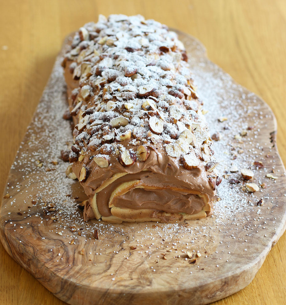 Biskuitrolle mit Nougat-Füllung und Haselnüssen, Nougat Biskuitrolle