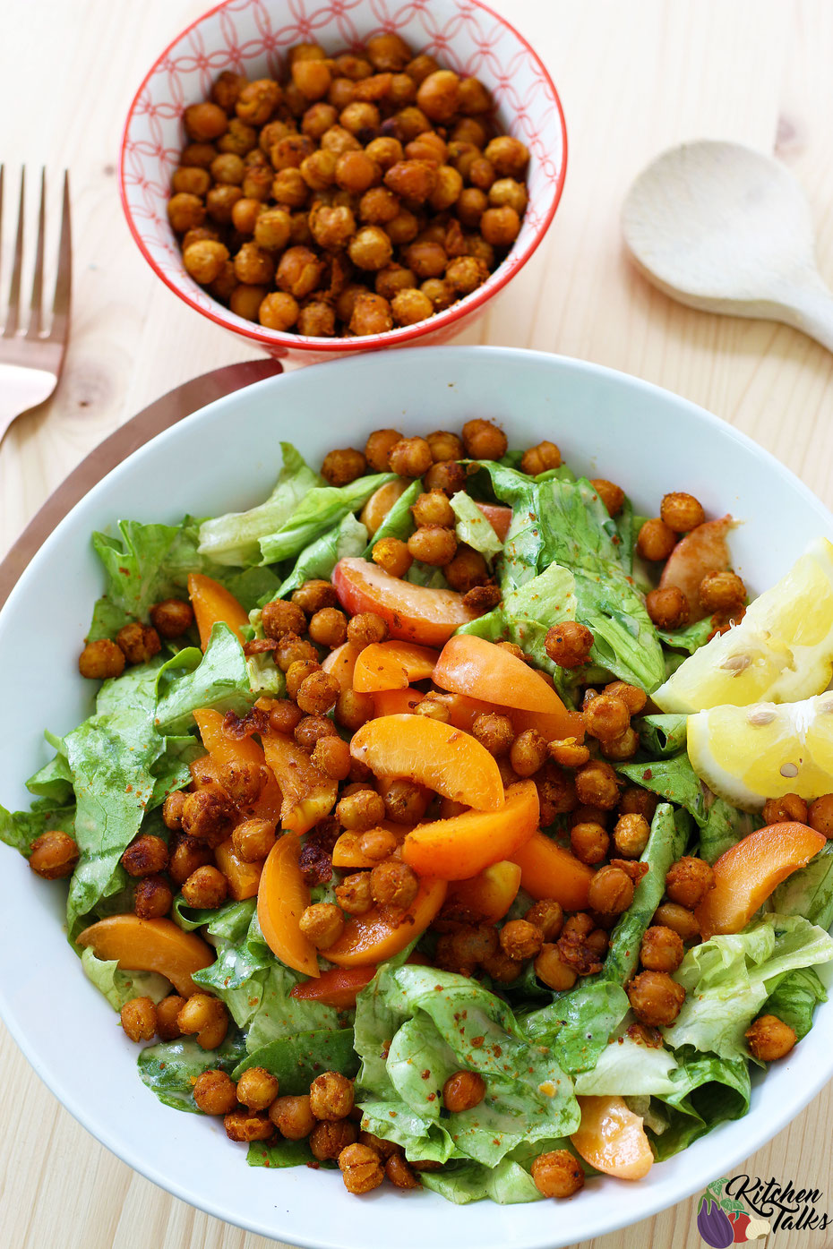 Sommersalat , Salat mit Kichererbsen , Kichererbsensalat , gesundes Abendessen , gesundes mittagessen , abnehmen , kalorienarm , gesund abnehmen , Kopfsalat , Kichererbsen , Aprikosen , Salat rezepte , rezepte , schnelles rezept