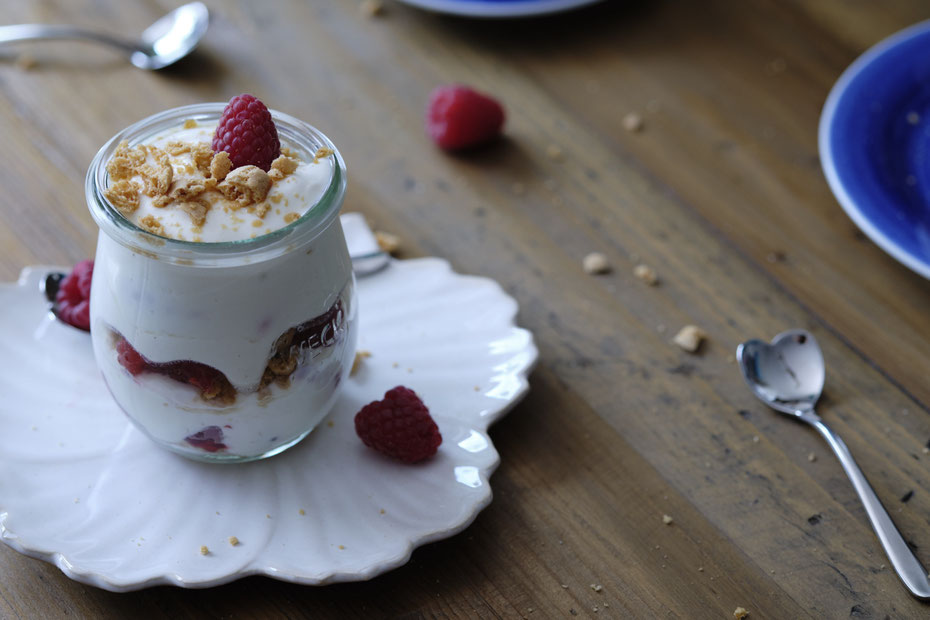 Himbeer-Dessert mit Amarettini - Süße Foodfotografie