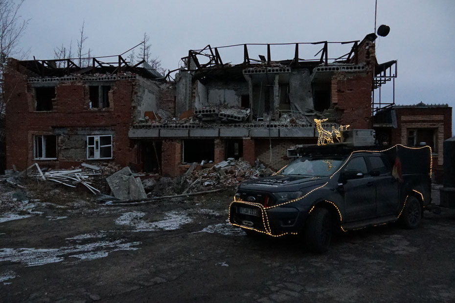 Der HIC-Weihnachtstruck unterwegs durch die zerstörte Ukraine nahe der Front