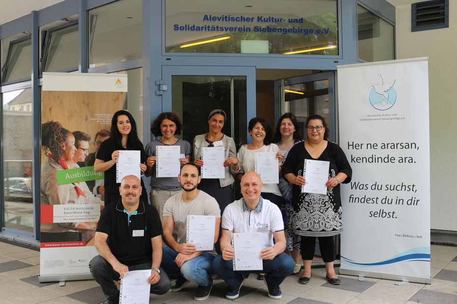 Teilnehmerinnen und Teilnhemer mit ihrem Zertifikat