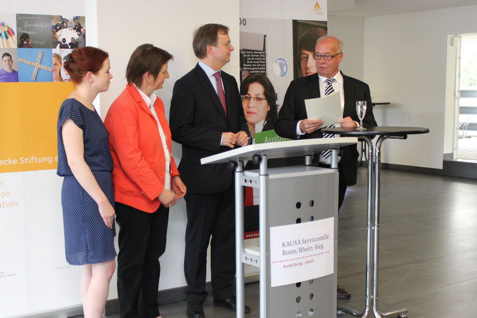 Geschäftsführender Vorsitzender der OBS, Dr. Theodor Lemper, erhält von Thomas Rachel den Förderbescheid.