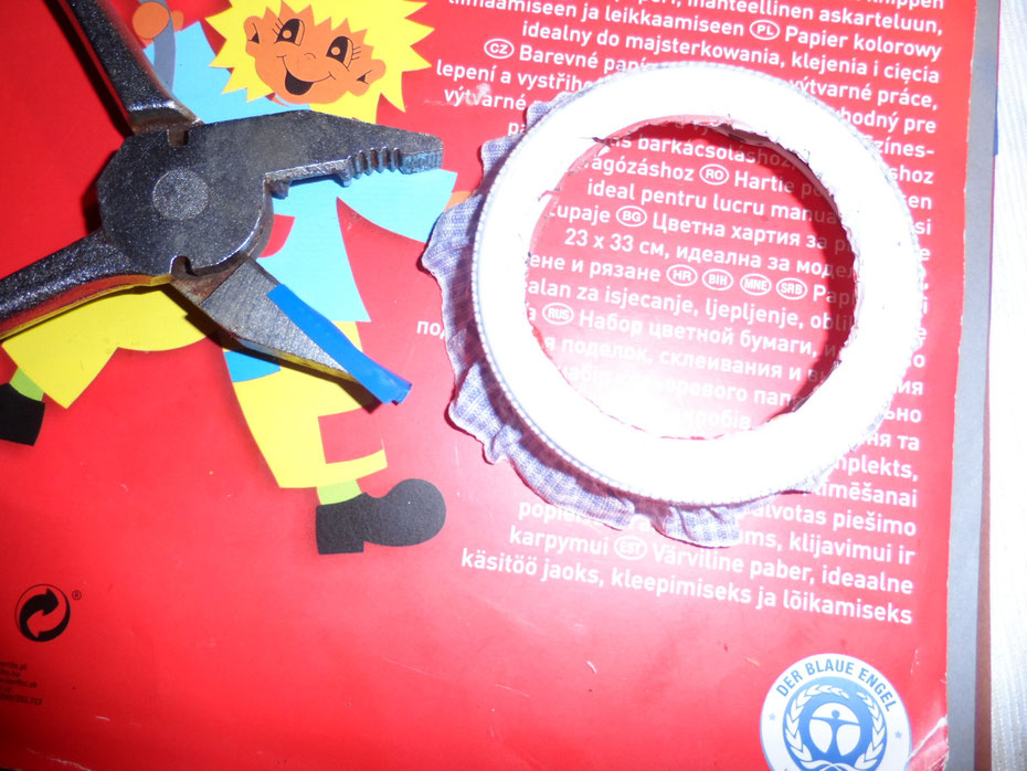 Schritt 7: Nehmt euch nun die Kneifzange zur Hand, beklebt eine Seite mit Klebe- oder Isolierband (um Kratzer zu vermeiden) und beginnt nun, die scharfe Kante nach innen bzw. nach unten zu biegen.