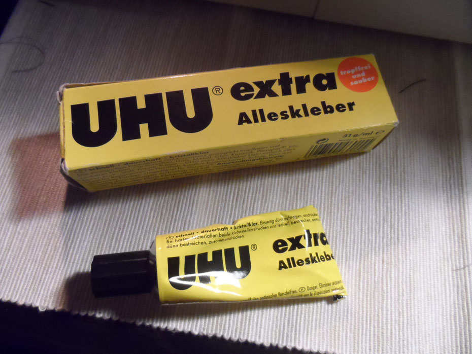 Starker Alleskleber für Stoffe und Metall (Steht auf der Rückseite bei der Aufzählung verschiedener verklebbarer Materialien)