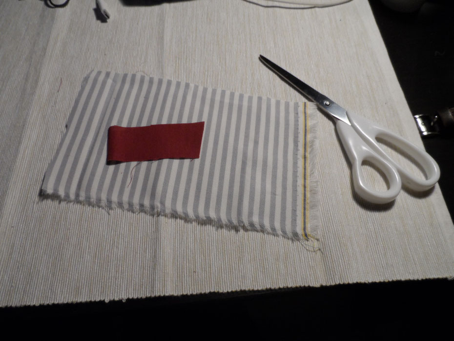 Ihr benötigt : Stoff : 1x 30cm x 15cm ( Immer im Verhältnis 2:1) + 1x ca 10cm x 3cm ( So dass es von der langen Seite einmal herum passt)